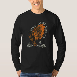 Stolze indianische und Halbbruder-Familie   T-Shirt