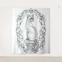 Stolze Katze auf klassischer Säule mit Stechpalme