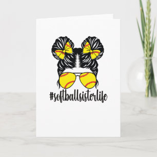 Stolze kleine Softball-Schwester eines Softballspi Karte