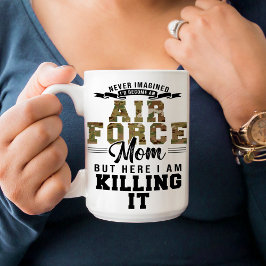 Stolze Mama der Luftwaffe tötet es zu einem sonnig Kaffeetasse