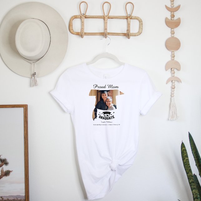 Stolze Mama des Absolventen | ABSCHLUSS FOTO T-Shirt (Von Creator hochgeladen)