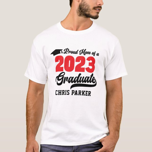 Stolze MAMA eines 2023 Graduate Modern Red Script T-Shirt (Vorderseite)