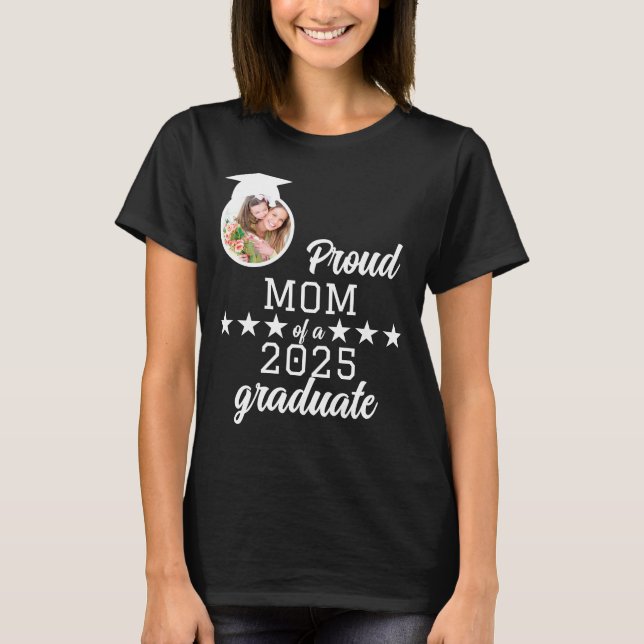Stolze Mama eines 2025 Graduate Family Abschlusses T-Shirt (Vorderseite)