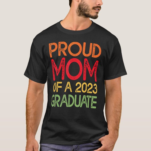 Stolze Mama eines Abschlusses 2023 für Hochschulab T-Shirt (Vorderseite)