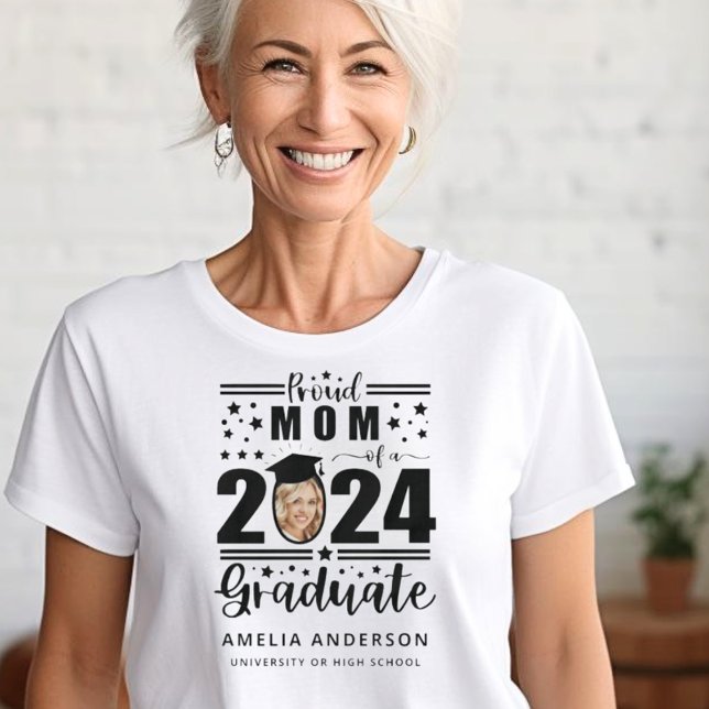 Stolze Mama eines Absolventen 2024 T-Shirt (Von Creator hochgeladen)