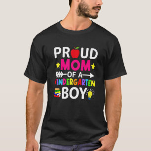 Stolze Mama eines Kindergartenjungen zurück in die T-Shirt
