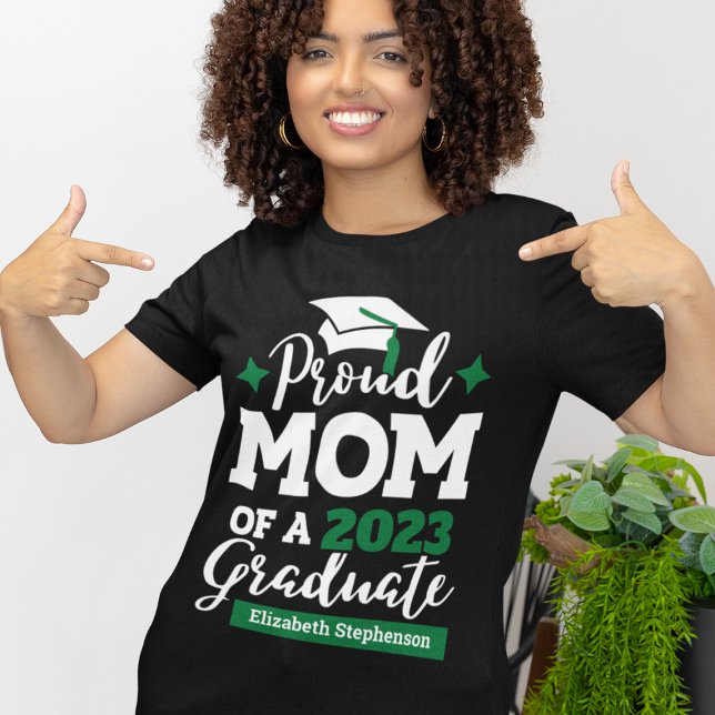 Stolze Mama von 2024 Graduierte schwarz-grüne Mütz T-Shirt (Von Creator hochgeladen)