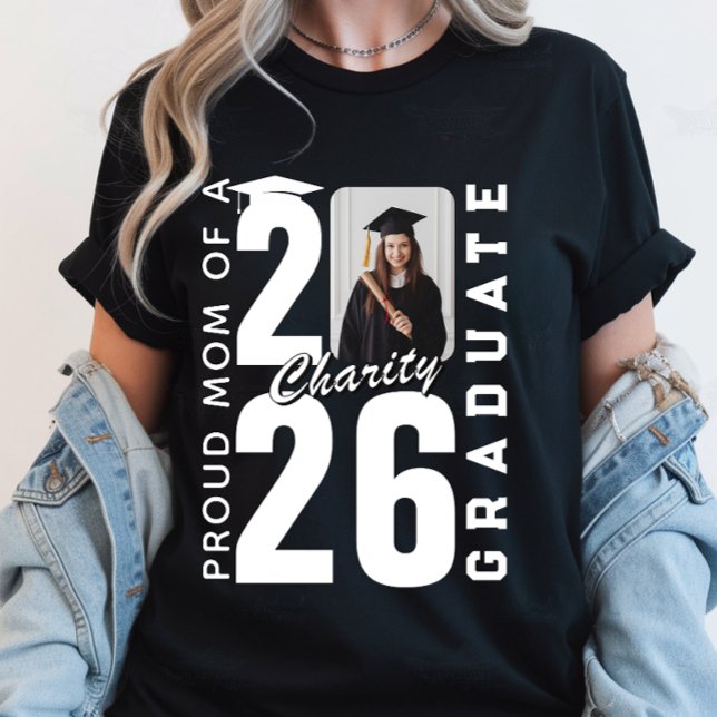 Stolze Mutter des Absolventen von 2026 Benutzerdef T-Shirt (Von Creator hochgeladen)