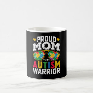 Stolze Mutter einer Familie mit einem Autismus-Kri Kaffeetasse