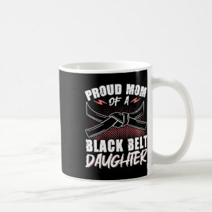 Stolze Mutter einer Tochter mit schwarzem Gürtel 8 Kaffeetasse