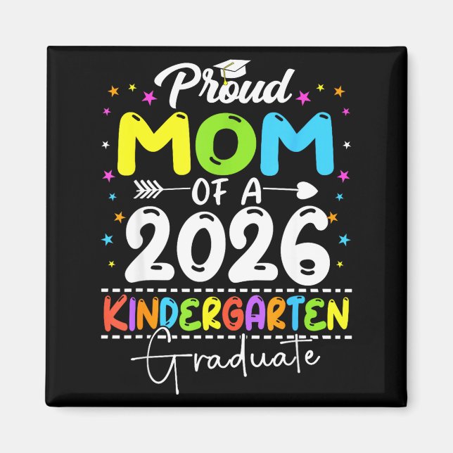 Stolze Mutter eines Kindergartenabsolventen der Kl Magnet (Vorne)