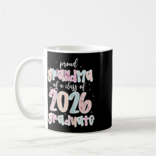 Stolze Oma eines Absolventen des Jahrgangs 2026 Da Kaffeetasse