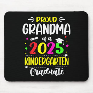 Stolze Oma eines Kindergartenabsolventen der Klass Mousepad
