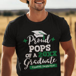 Stolze Pop des Absolventen T-Shirt<br><div class="desc">Feiern Sie den Abschluss Ihres Enkels oder Großaukers mit diesem modernen T - Shirt mit einem "Proud POPS of a 2023 Graduate"-Typografie in weiß-grünen Schriftart, die mit einem schwarzen Graduierkopf mit grüner Tassel verziert sind. Sie können diesen T - Shirt mit dem Abschluss Jahr und dem Namen des Absolventen durch...</div>