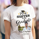 Stolze Schwester des Fotos T-Shirt<br><div class="desc">Feiern Sie den Abschluss Ihres Bruders oder Ihrer Schwester mit diesem modernen T - Shirt mit einer "Proud SISTER of the Graduate"-Caption in schwarzen zeitgenössischen Schriftart, die mit einem Graduierdeckel mit einer goldenen Tassel dekoriert sind. Anpassen Sie diesen T - Shirt einfach mit einem Bild des Absolventen, des Abschlusses und...</div>