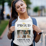 Stolze Schwester des Graduate T - Shirt<br><div class="desc">Eleganter Abschluss Zeremonie T - Shirt mit einem Absolventen Mortarboard,  5 Fotos Ihres Geschwisters,  das Sprichwort "stolze Schwester des Absolventen",  ihren Namen,  Studienort und Jahrgang.</div>