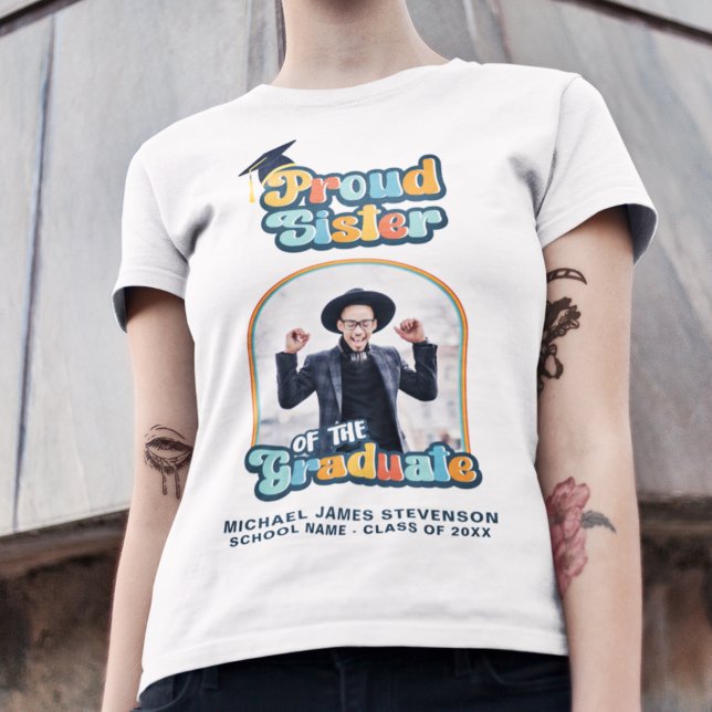 Stolze Schwester des Graduierten Foto Groovy Retro T-Shirt (Von Creator hochgeladen)