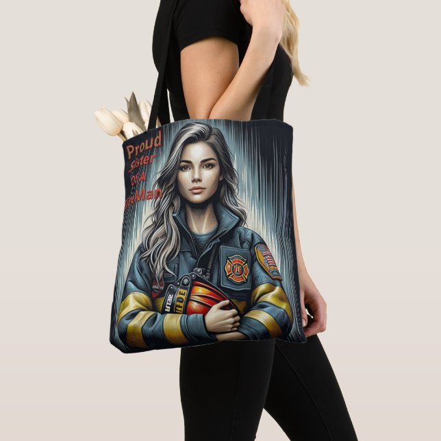 Stolze Schwester einer Feuerwehrrobotik (Von Nahem)