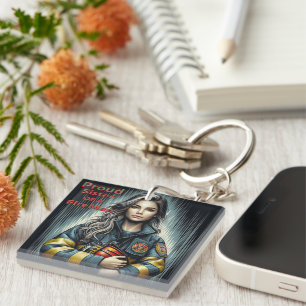 Stolze Schwester einer Feuerwehrrobotik Schlüsselanhänger