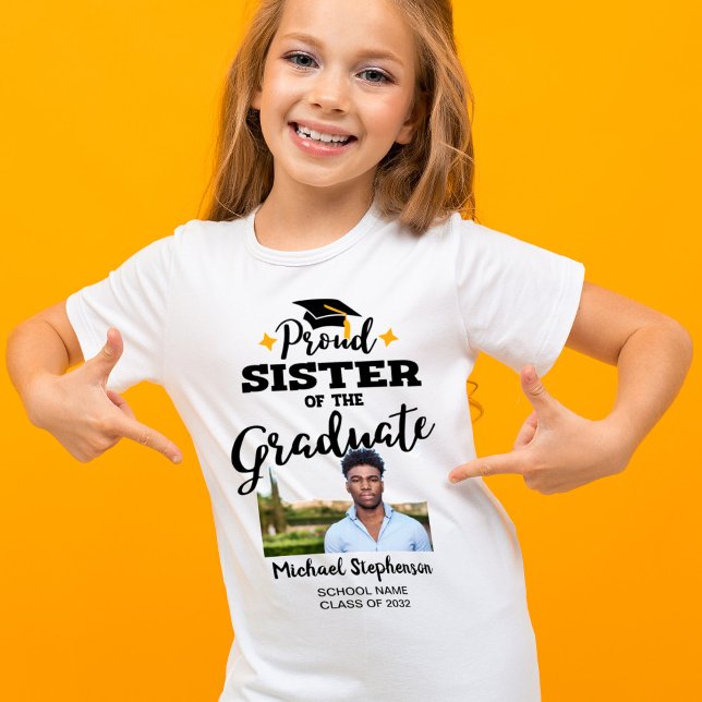 Stolze Schwester eines 2023-Graduierten-Fotos T-Shirt (Von Creator hochgeladen)