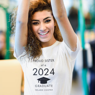 Stolze Schwester von 2024 Graduate Cap Black Text T-Shirt