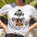 Stolze Tante des Graduate Foto School Name Jahr T-Shirt<br><div class="desc">Feiern Sie den Abschluss Ihrer Nichte oder Neffen mit diesem modernen T - Shirt mit einer "Proud AUNT of the Graduate"-Caption in schwarzen zeitgenössischen Schriftart, die mit einem Graduierdeckel mit goldener Tassel dekoriert sind. Anpassen Sie diesen T - Shirt einfach mit einem Bild des Absolventen, des Abschlusses und des Schulnamens,...</div>