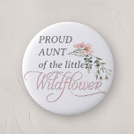 Stolze Tante einer kleinen Wildblume Baby Girl Dus<br><div class="desc">Feiern Sie die Ankunft Ihres kleinen Hauses mit unserem "Pink Wildblume Baby Girl Shower Button Button", eine perfekte Ergänzung zu jeder Babydusche mit seiner charmanten Wildblume und rosa Thema. Dieses wunderschön gestaltete Knopfdruck-Button enthält das Wort "Wildblume" in eleganter, klassischer Kalligrafie, die oben mit einer zarten Aquarellfarbe rosa Wildblume geschmückt ist...</div>