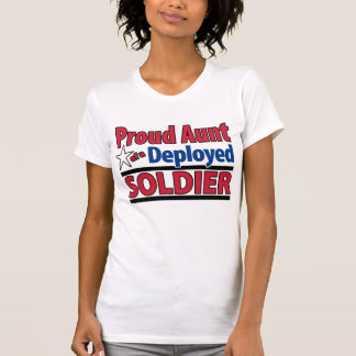 Stolze Tante eines entfalteten Soldaten mit T-Shirt