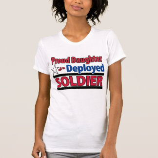 Stolze Tochter eines entfalteten Soldaten mit T-Shirt