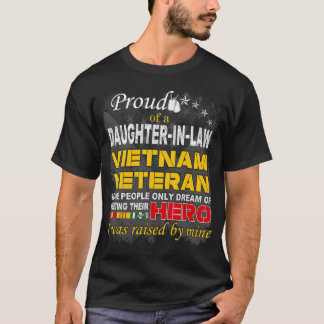 Stolze Tochter im Gesetz Vietnam Veteran erhoben v T-Shirt