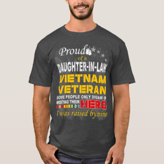Stolze Tochter im Gesetz Vietnam Veteran erhoben v T-Shirt