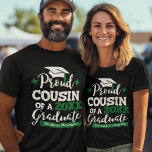 Stolzer Cousin der 2023-Graduiertenfamilie passend T-Shirt<br><div class="desc">Feiern Sie den Abschluss Ihres Cousins mit diesem modernen T - Shirt mit einem "stolzen COUSIN einer Graduate 2023"-Typografie in weißen und grünen Schriftart, die mit einem Graduierdeckel mit einer grünen Tassel dekoriert sind; personalisieren Sie diesen T - Shirt einfach mit dem Jahr des Abschlusses und dem Namen des Absolventen,...</div>