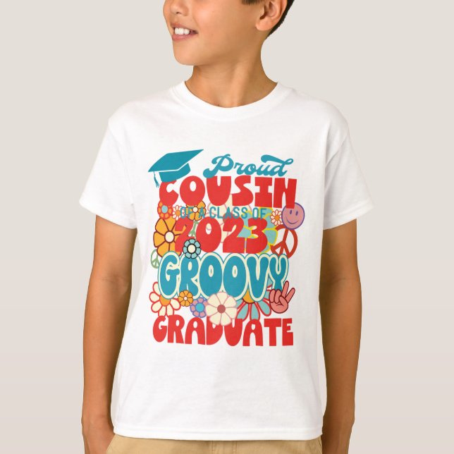 Stolzer COUSIN einer Klasse von 2023 Graduate Retr T-Shirt (Vorderseite)