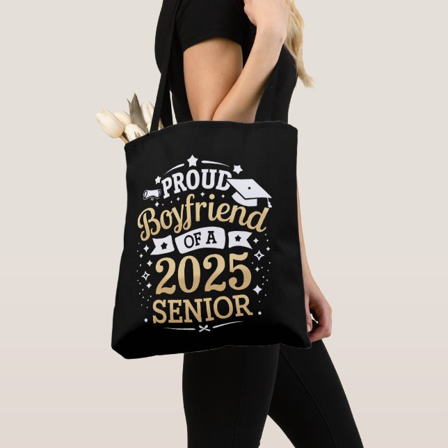 Stolzer Freund eines 2025-Graduate-Abschlusses (Von Nahem)