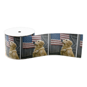 Stolzer Golden Retriever mit amerikanischer Flagge Ripsband