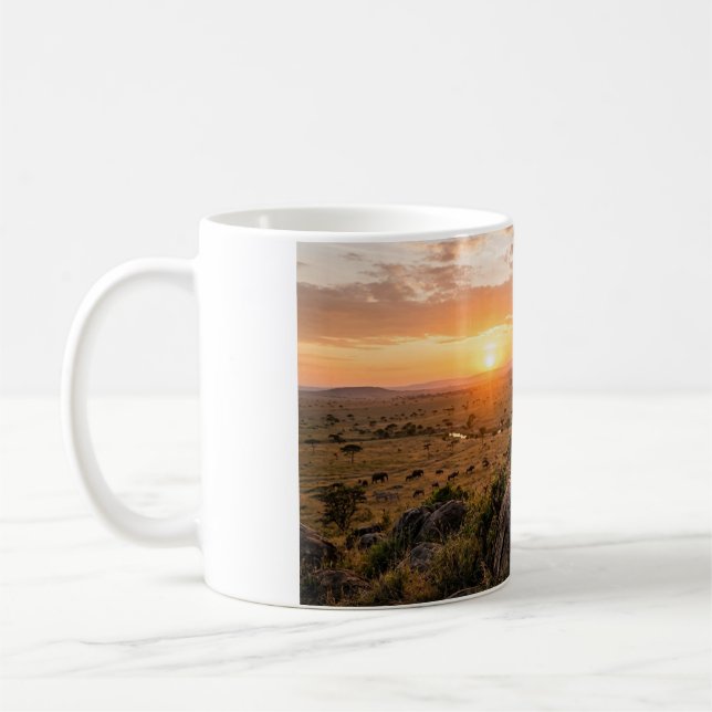 Stolzer männlicher Löwe, der auf einem Felsen steh Kaffeetasse (Links)