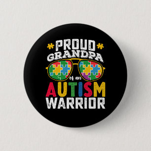 Stolzer Opa einer Familie mit einem Autismus-Krieg Button