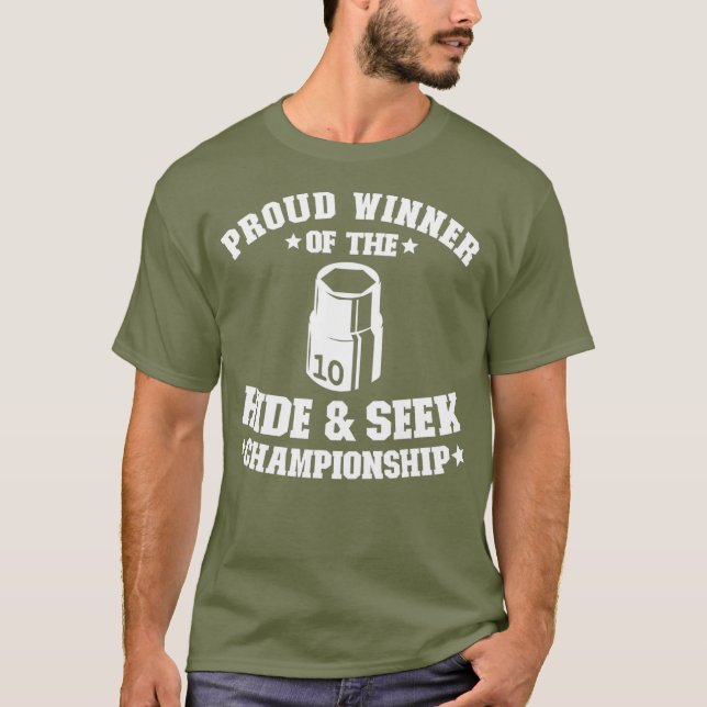 Stolzer Sieger der Hide Seek Meisterschaft 10 mm T-Shirt (Vorderseite)