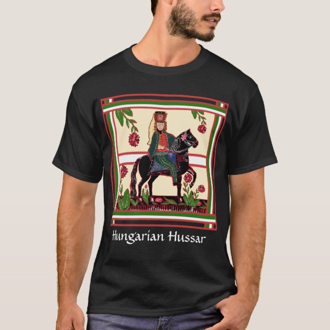 Stolzer ungarischer Hussar auf einer schwarzen T-Shirt (Vorderseite)