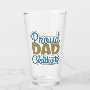 Stolzer Vater des Absolventen Glas