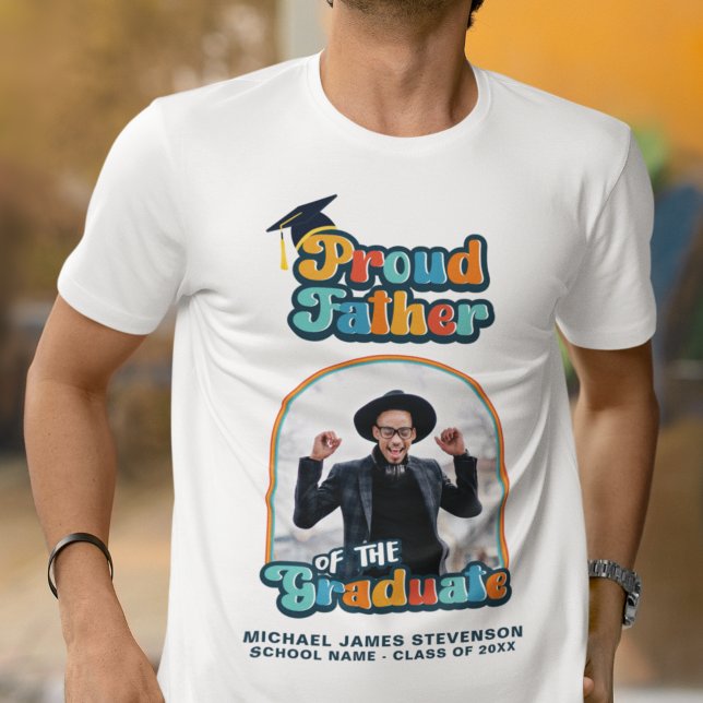 Stolzer Vater des Graduierten Foto Groovy Retro T-Shirt (Von Creator hochgeladen)