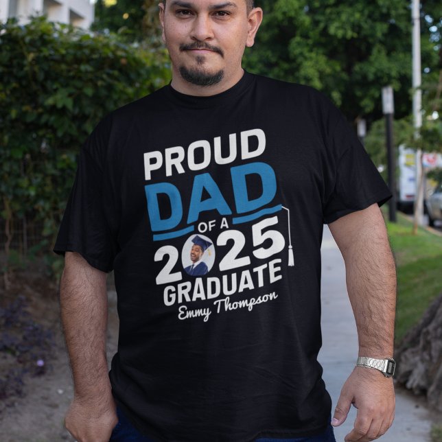 Stolzer Vater einer Personalisierten Graduate-Fami T-Shirt (Von Creator hochgeladen)