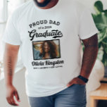 Stolzer Vater eines 2024 Graduate White Custom Fot T-Shirt<br><div class="desc">Das stilvolle, weiße "Proud Vater of a 2024 Graduate" Abschluss T - Shirt Design verfügt über ein Foto des Abschlusses gerahmt in Schwarz mit einfachem und klassischem Namen, Klassenjahr und Schulnamen, die für jeden Familienmitglied personalisiert werden können. Shirt-Farben und Stil können so angepasst werden, dass sie sich mit den Farben...</div>