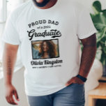 Stolzer Vater eines 2025 Graduate White Custom Fot T-Shirt<br><div class="desc">Das stilvolle, weiße "Proud Vater of a 2025 Graduate" Abschluss T - Shirt Design verfügt über ein Foto des Abschlusses gerahmt in Schwarz mit einfachem und klassischem Namen, Klassenjahr und Schulnamen, die für jeden Familienmitglied personalisiert werden können. Shirt-Farben und Stil können so angepasst werden, dass sie sich mit den Farben...</div>