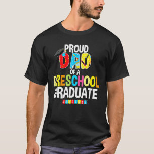 Stolzer Vater eines Abschluss-Geschenks im Vorschu T-Shirt