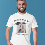 Stolzer Vater für das Jahr des kundenspezifischen  T-Shirt<br><div class="desc">Personalisierter stolzer Papa eines 2025-Absolventen-T - Shirt mit dem eigenen Foto und Namen Ihres eigenen Senior Student. Verfügt über eine niedliche Graduierungskappe auf das Foto. Diese maßgeschneiderten T-Shirts eignen sich perfekt für eine Abschluss-Zeremonie. Zeigen Sie jedem Ihr Seniorenfoto.</div>