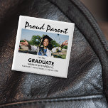 Stolzes Eltern des Absolventen | FOTO Button<br><div class="desc">Moderne stolze Eltern des Graduiertenknopfes, mit einem Foto und Vorlagentext, der lautet "STARKE ELTERN DES Graduates IHREN NAMEN, DIE SCHULE/UNI UND DIE KLASSE VON". Sie sind einfach zu bearbeiten und können angepasst werden, um zu sagen, Mama, Papa, Tante, Onkel, Oma und mehr. Außerdem können alle Stile, Größen und Schriftart leicht...</div>