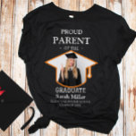 Stolzes Eltern des Absolventen mit Foto und Name T-Shirt<br><div class="desc">Feiern Sie die große Errungenschaft Ihres Absolventen mit diesem maßgeschneiderten Abschluss-Shirt für stolze Eltern! Dieses Shirt wurde entwickelt, um Ihren Stolz in Stil zu zeigen, und verfügt über ein personalisiertes Foto, den Namen des Absolventen und die Schule. Es ist das perfekte Outfit für Abschluss-Zeremonien, Party und Foto-ops. Egal, ob Sie...</div>