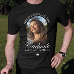 Stolzes Eltern des Graduate Foto T-Shirt<br><div class="desc">Personalisierter T - Shirt des Abschlusses mit einem großen Bogenbild des Absolventen,  dem niedlichen Sprichwort "stolze Eltern des Absolventen",  ihrem Namen,  der Schule/Uni,  die sie besucht haben,  und dem Jahrgang der Klasse.</div>