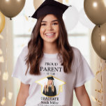 Stolzes Mutterunternehmen des Graduates & kundensp T-Shirt<br><div class="desc">Feiern Sie die große Errungenschaft Ihres Absolventen mit diesem maßgeschneiderten Abschluss-Shirt für stolze Eltern! Dieses Shirt wurde entwickelt, um Ihren Stolz in Stil zu zeigen, und verfügt über ein personalisiertes Foto, den Namen des Absolventen und die Schule. Es ist das perfekte Outfit für Abschluss-Zeremonien, Party und Foto-ops. Egal, ob Sie...</div>